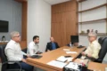 Glauber Santos (assessor jurídico AEM), João Henrique Gonçalves (assessor da presidência da AEM) e Denner Martins (presidente da AEM) são recebidos por Hercy Filho (presidente do Detran) em reunião. Foto: Brenda Ramos/Governo do Tocantins