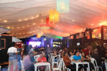 O espaço coberto da vila gastronômica virou ponto de encontro, comunhão e muitos registros instagramáveis - Foto Regiane Rocha