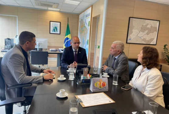 Secretário Carlos Amastha (à dir) apresentou propostas focadas na diversificação econômica, geração de empregos e inclusão social - Foto Divulgação