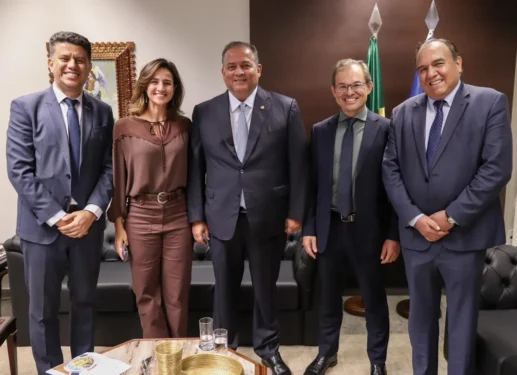 Senador Eduardo Gomes debate expansão da conectividade e recebe convite para o maior congresso de tecnologia do mundo