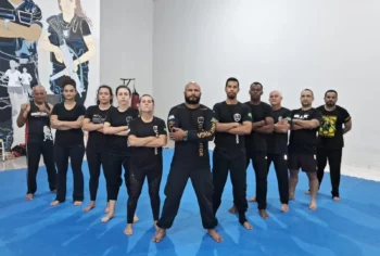 Professor e alunos durante treino de defesa pessoal. Seciju/Governo do Tocantins