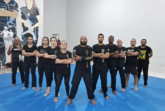 Professor e alunos durante treino de defesa pessoal. Seciju/Governo do Tocantins