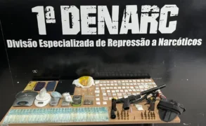 Entorpecentes, armas de fogo e drogas apreendidas com os suspeitos pela 1ª Denarc. Foto: PCTO