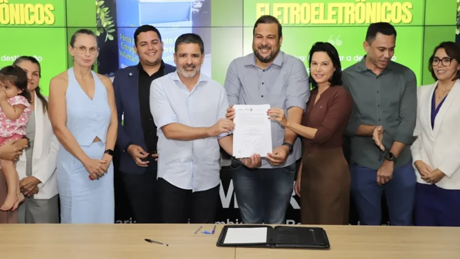 Assinatura do ACT ocorreu na sala de reuniões da pasta e integra a Agenda Ambiental na Administração Pública.