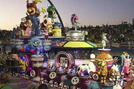 Desfile da escola de samba Rosas de Ouro pelo Grupo Especial do Carnaval 2025 de São Paulo, no Sambódromo do Anhembi, no dia 1º de fevereiro. — Foto: Leco Viana/Estadão Conteúdo