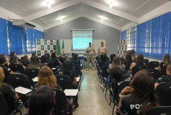 Servidoras da SSP-TO participam de curso teórico de manuseio de pistola realizado na Escola Superior de Polícia, em Palmas.