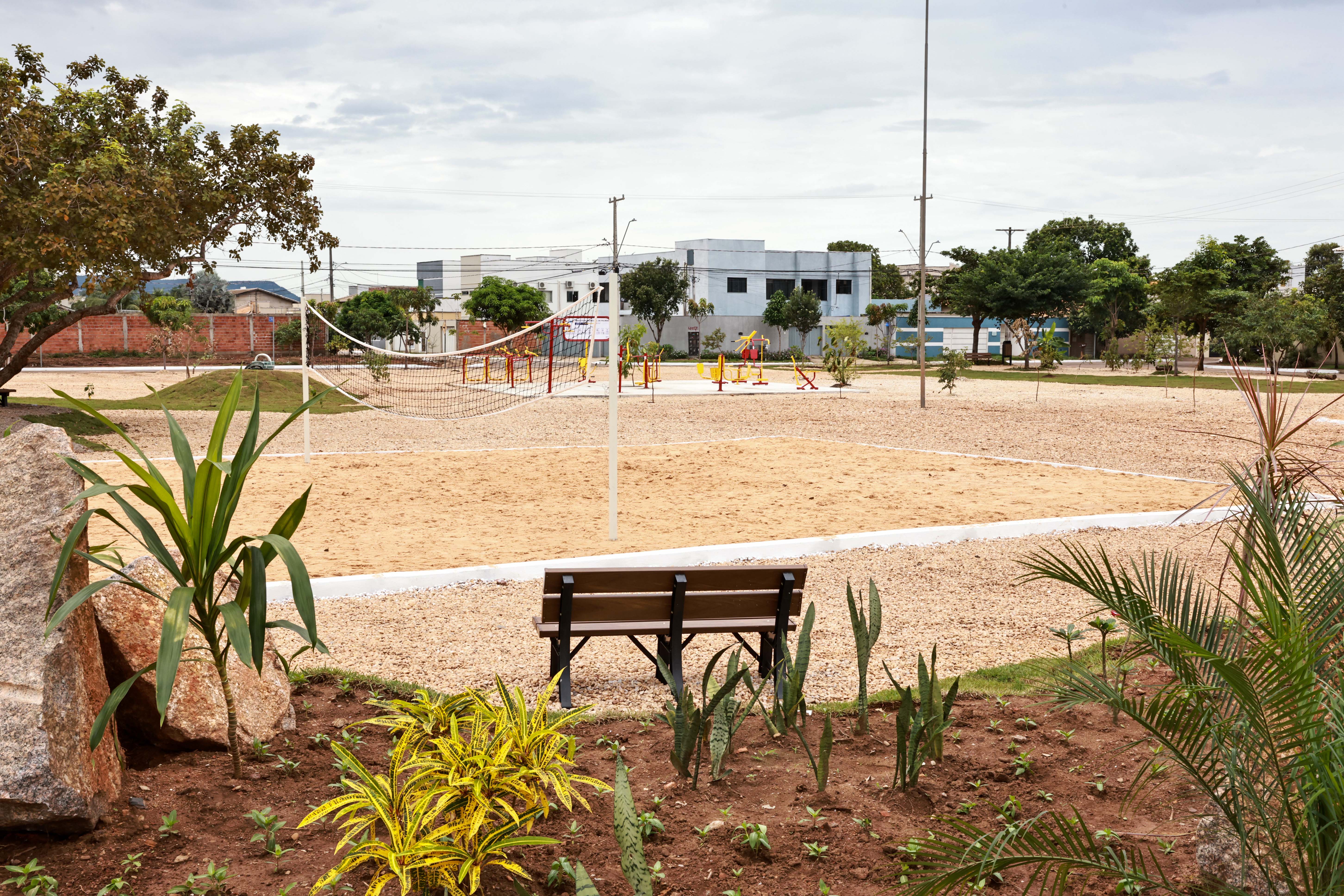 27/02/2025 - Praça da quadra 407, inaugurada no dia anterior esta equipada com areas destinadas a crianças e adultos. Palmas - TO Foto: Edu Fortes
