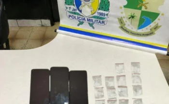 Ação do 9º BPM resultou na apreensão de 18 sachês de substância análoga à cocaína e aparelhos celulares. - Foto: Ascom PMTO