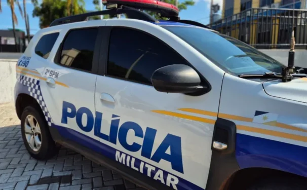 Polícia Militar prende condutor por embriaguez após colisão contra muros de residências, em Araguaína - Foto: Ascom PMTO