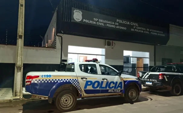 Após a prisão, suspeito foi apresentado na Polícia Civil, em Pedro Afonso - Foto: Ascom 3º BPM