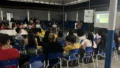 Em alusão ao Dia do Consumidor, celebrado em 15 de março, o Procon Tocantins promoveu, ao longo de todo o mês, uma série de ações educativas, orientativas e de aproximação com a população em diversas regiões do Estado. As atividades foram coordenadas pela Gerência de Educação para o Consumo e executadas tanto pela sede quanto pelos núcleos regionais de atendimento, reforçando o compromisso do órgão com a promoção da cidadania e o fortalecimento das relações de consumo. Durante o período, foram realizadas palestras em escolas, faculdades e instituições, abordando temas como direitos básicos do consumidor, princípios que regem as relações de consumo e orientações práticas para evitar problemas no dia a dia. As ações buscaram ampliar o acesso à informação e conscientizar diferentes públicos sobre a importância do consumo responsável. No Núcleo Regional de Paraíso do Tocantins, foi desenvolvida uma ação especial voltada aos alunos da Universidade da Maturidade (UMA), da Universidade Federal do Tocantins (UFT). A atividade teve como foco o tema do superendividamento, trazendo orientações sobre planejamento financeiro, prevenção de dívidas e alternativas para reorganização da vida financeira, especialmente para o público idoso. Já o Núcleo Regional de Guaraí realizou uma programação diversificada, com palestras direcionadas a fornecedores, estudantes e servidores públicos do município, fortalecendo o diálogo entre consumidores e o setor produtivo. Além disso, o núcleo promoveu o Procon Itinerante, levando atendimento e orientação aos consumidores dos municípios de Tabocão, Pequizeiro e Presidente Kennedy, por meio de palestras educativas e esclarecimento de dúvidas. Ainda em Guaraí, o Procon Itinerante também esteve presente na Caravana "Todas Fortes por Elas", uma ação realizada em parceria com a Secretaria de Estado da Mulher, ampliando o alcance das orientações e garantindo que mais mulheres tivessem acesso a informações sobre seus direitos nas relações de consumo. No município de Dianópolis, o núcleo regional também desenvolveu ações educativas em instituições de ensino, contemplando alunos do ensino médio e da Educação de Jovens e Adultos (EJA). As atividades tiveram como objetivo incentivar a formação de consumidores mais conscientes e informados desde a juventude. Em Colinas do Tocantins, teve um cronograma específico de palestras voltadas ao público idoso, com atividades realizadas nos Centros de Referência de Assistência Social (CRAS) de Brasilândia e Bernardo Sayão. Além disso, estudantes das instituições de ensino superior também foram contemplados com palestras educativas. O núcleo ainda promoveu orientações direcionadas aos comerciantes locais, abordando boas práticas nas relações de consumo e o cumprimento da legislação consumerista. O superintendente do Procon Tocantins, Euclides Correia, destaca a importância das ações realizadas ao longo do mês. "Nosso objetivo é levar informação de forma clara e acessível para a população. Quando o consumidor conhece seus direitos, ele consegue fazer escolhas mais seguras e evitar problemas. Por isso, investir em educação para o consumo é fundamental", ressalta. As ações realizadas ao longo do Mês do Consumidor reforçam o papel do Procon Tocantins não apenas na fiscalização, mas também na educação para o consumo, contribuindo para a construção de uma sociedade mais consciente, equilibrada e informada sobre seus direitos e deveres.