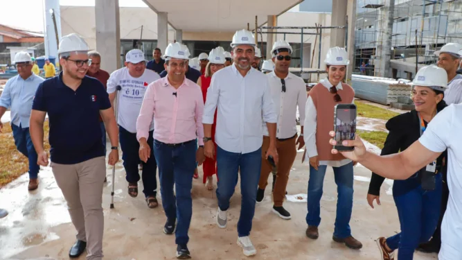 Governador Wanderlei Barbosa, acompanhado do secretário de Estado da Educação, Fábio Vaz, vistoriou o andamento da obra do Colégio Militar do Estado do Tocantins - Crédito: Esequias Araujo/Governo do Tocantins
