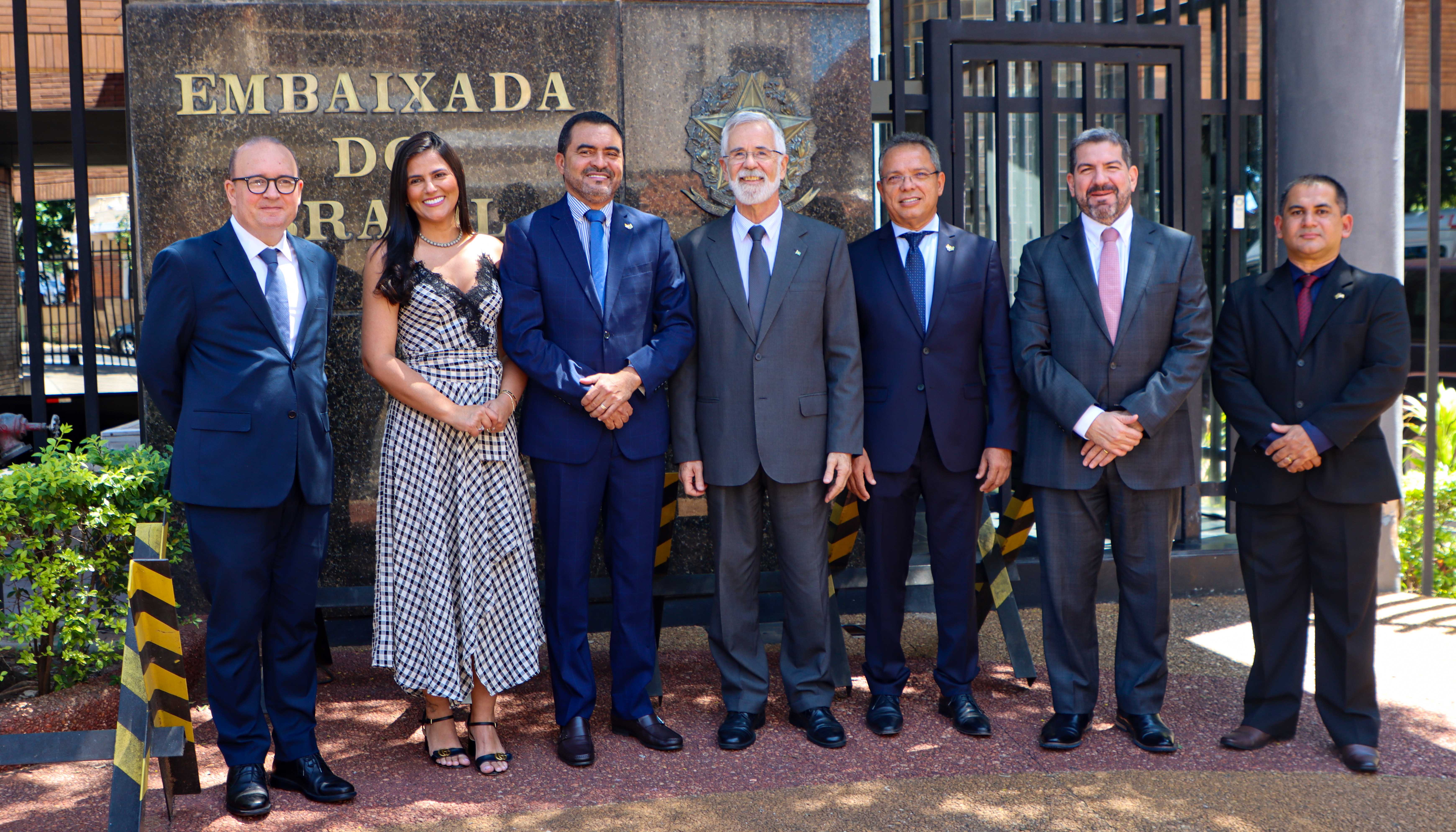 Governador Wanderlei Barbosa, acompanhado da primeira-dama Karynne Sotero e do secretário de Estado da Fazenda, Donizeth Silva, durante agenda institucional em Assunção, no Paraguai, no âmbito da missão internacional que integra as reuniões do BID. Crédito: Mazim Aguiar/Governo do Tocantins