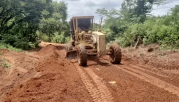 Serviços de terraplanagem e aplicação de revestimento primário na TO-126, no trecho entre Tocantinópolis e Maurilândia, garantem melhores condições de tráfego e mais segurança aos usuários da rodovia. Crédito: Ageto/Governo do Tocantins
