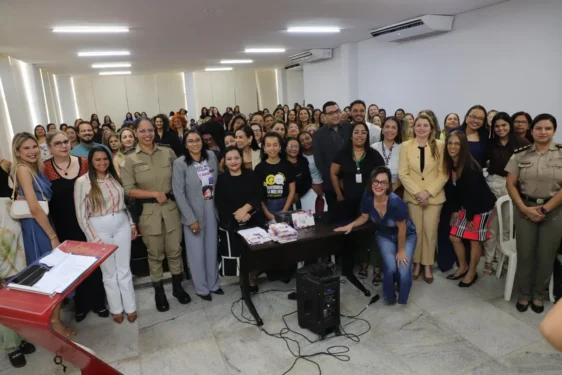 Com isso, o Estado avança na construção de políticas mais consistentes, ampliando direitos, fortalecendo a presença feminina nos espaços de decisão.