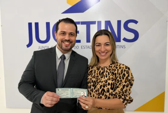 Recentemente o leiloeiro Paulo Marcelo Silva Almeida, recebeu da Presidente da Jucetins, Raquel Borges, a carteira profissional.