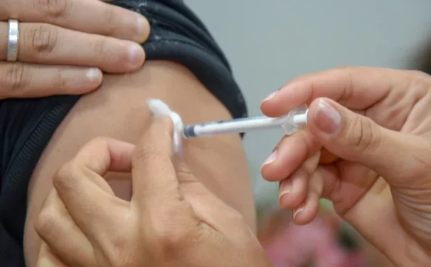 O imunizante previne a gripe, infecção respiratória causada pelo vírus da influenza, diminui a gravidade da doença e evita complicações como pneumonia, internações e até óbito. Foto: André Araújo/Governo do Tocantins