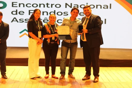 O Governo do Estado recebe prêmio reconhecendo a parceria da Setas na realização do "FNAS pelo Brasil"