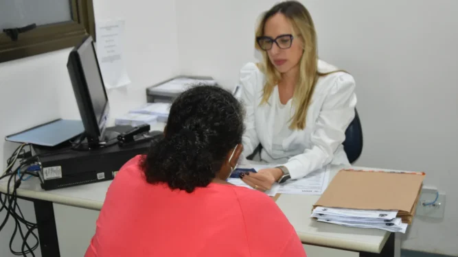 A ginecologista obstetra Alessandra Bianchini Daud durante atendimento no Hospital Geral de Palmas (HGP), unidade de referência na assistência a mulheres em tratamento do câncer de colo do útero. Foto: Luciana Barros