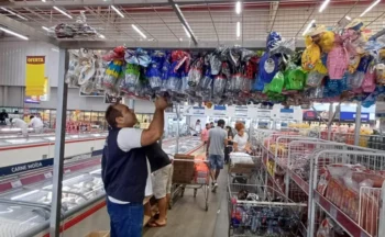 Os fiscais conferem se o peso líquido informado na embalagem corresponde ao conteúdo real do produto - Foto: Brenda Ramos/Governo do Tocantins