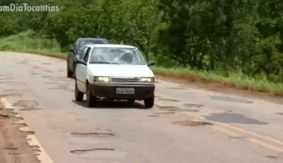 Trecho da TO-010 está repleto de buracos — Foto: Reprodução/TV Anhanguera