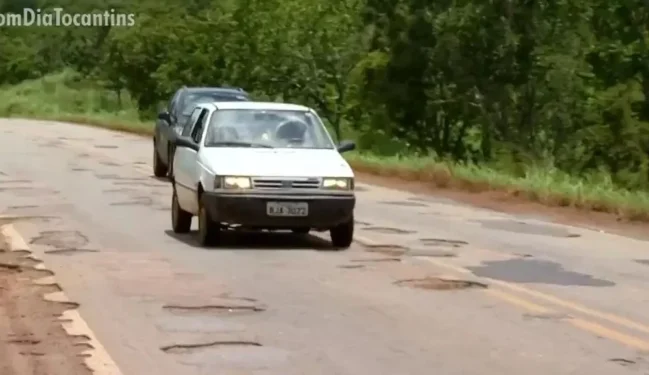 Trecho da TO-010 está repleto de buracos — Foto: Reprodução/TV Anhanguera