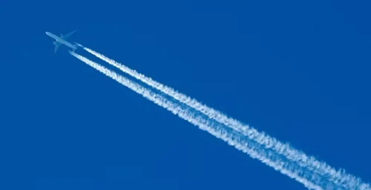 Avião é visto decolando no céu de Bruxelas, Bélgica, em 10 de março de 2016. — Foto: Reuters