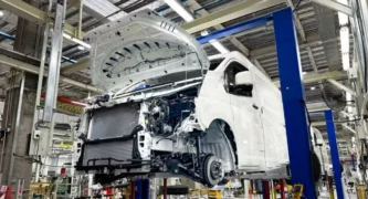 Toyota Hiace sendo montado em Zárate, Argentina — Foto: Divulgação