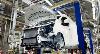 Toyota Hiace sendo montado em Zárate, Argentina — Foto: Divulgação