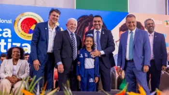 Aluna Maria Angellyna, ao lado do governador Wanderlei Barbosa, do presidente Luiz Inácio Lula da Silva e do ministro Camilo Santana, representando o protagonismo das crianças tocantinenses - Crédito foto: Vinícius Santa Rosa/Governo do Tocantins