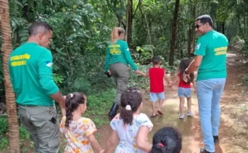 Durante a visita, as crianças conheceram o Centro de Visitantes e participaram de uma trilha ecológica até o píer - Naturatins/Governo do Tocantins