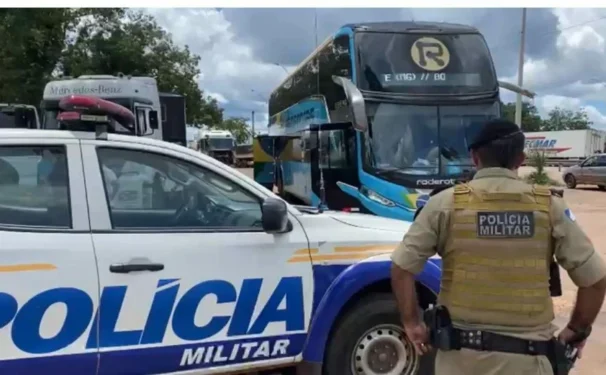 A mulher foi presa durante abordagem ao um ônibus na BR-153 - Foto: Ascom 2º BPM