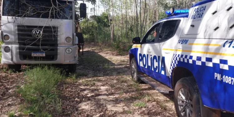 Polícia Militar recupera caminhão prancha na zona rural de Palmeirante - Foto: Ascom PMTO