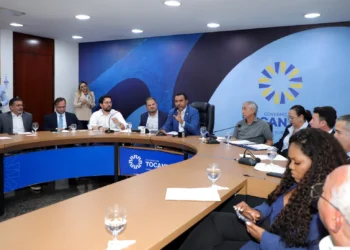 Governador Wanderlei Barbosa concede coletiva no Palácio Araguaia, acompanhado de secretários e equipe técnica, para esclarecer impactos de medidas da Aleto. Crédito: Esequias Araujo/Governo do Tocantins