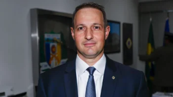 Durante a solenidade, o deputado federal por São Paulo Guilherme Derrite foi homenageado com a Medalha Tiradentes (Foto: Ademir dos Anjos/Governo do Tocantins)