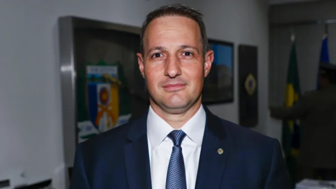 Durante a solenidade, o deputado federal por São Paulo Guilherme Derrite foi homenageado com a Medalha Tiradentes (Foto: Ademir dos Anjos/Governo do Tocantins)