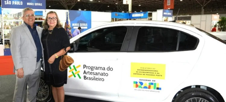 Secretário de Estado da Cultura, Adolfo Bezerra, e a coordenadora do Programa do Artesanato Brasileiro, Núbia Cursino, receberam veículo destinado ao artesanato tocantinense - Foto: Foto: Nayla Oliveira/Governo do Tocantins
