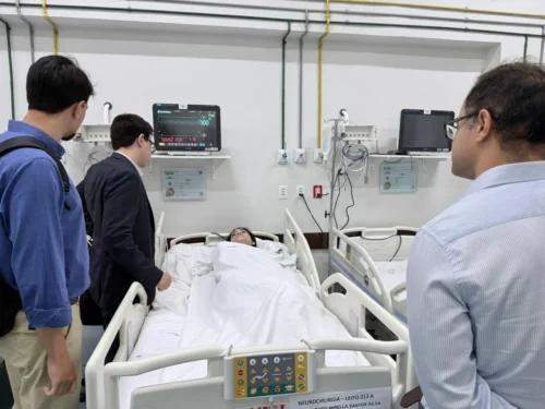 Após quase três meses de tratamento no HGP, paciente de 21 anos é a primeira do Tocantins a receber substância experimental que pode auxiliar na recuperação da medula.