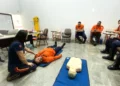 Treinamento de primeiros socorros reúne agentes da Defesa Civil em atividade prática na base do Samu. Crédito da foto: Defesa Civil
