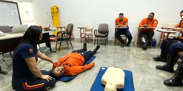 Treinamento de primeiros socorros reúne agentes da Defesa Civil em atividade prática na base do Samu. Crédito da foto: Defesa Civil