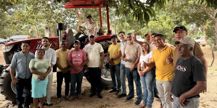 Entrega de trator agrícola para a comunidade do P.A Natal, em Araguatins. - Créditos da imagem: Ronaldo Cândido/Ascom A.C