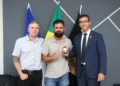Oficial investigador Ariston recebendo a medalha do delegado-geral da PC e do delegado Roger Knewitz. Luiz de Castro/Governo do Tocantins