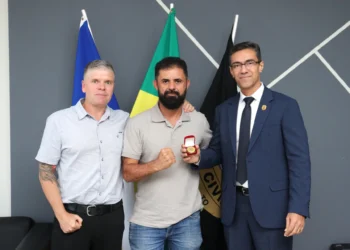 Oficial investigador Ariston recebendo a medalha do delegado-geral da PC e do delegado Roger Knewitz. Luiz de Castro/Governo do Tocantins
