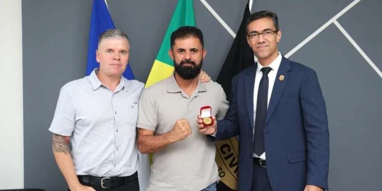 Oficial investigador Ariston recebendo a medalha do delegado-geral da PC e do delegado Roger Knewitz. Luiz de Castro/Governo do Tocantins