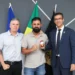 Oficial investigador Ariston recebendo a medalha do delegado-geral da PC e do delegado Roger Knewitz. Luiz de Castro/Governo do Tocantins
