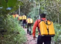 Equipe da Defesa Civil percorre trilha no Parque Cesamar durante treinamento de preparação física e operacional para combate a incêndios florestais - Foto: Divulgação