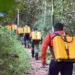 Equipe da Defesa Civil percorre trilha no Parque Cesamar durante treinamento de preparação física e operacional para combate a incêndios florestais - Foto: Divulgação