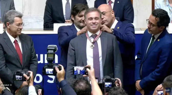 Ministro André Mendonça recebe Colar de Honra ao Mérito em sessão solene na Alesp — Foto: Reprodução/Alesp