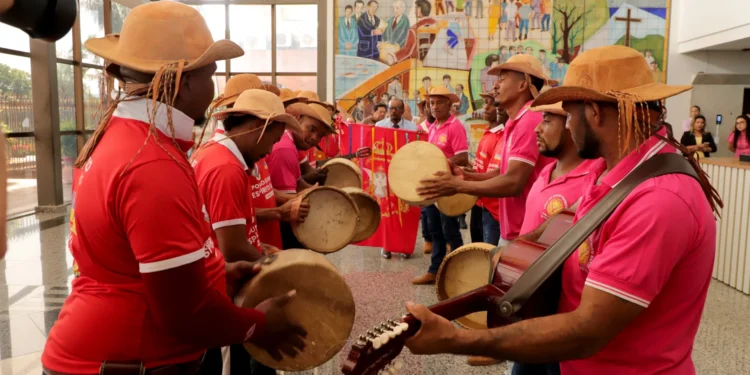 Foliões entoam cânticos tradicionais durante apresentação da Folia do Divino no Palácio Araguaia, em Palmas. Foto: Adilvan Nogueira/Governo do Tocantins