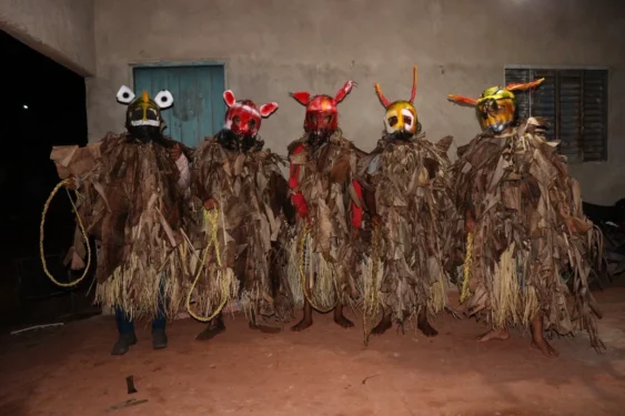 Moradores de Lizarda caracterizados como Caretas mantém viva a tradição centenária. Foto: Naldo Araújo/Prefeitura de Lizarda